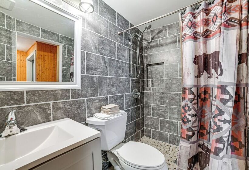 Massive Roscoe Retreat: Great For Large Groups!