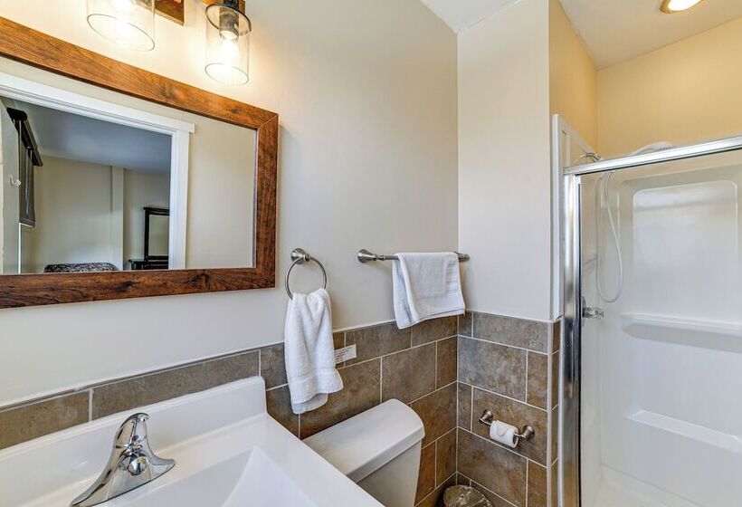 Massive Roscoe Retreat: Great For Large Groups!