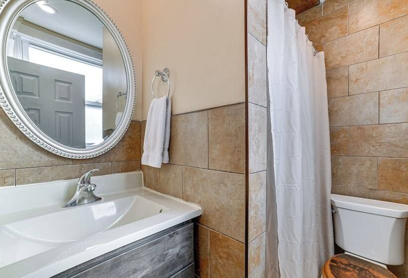 Massive Roscoe Retreat: Great For Large Groups!