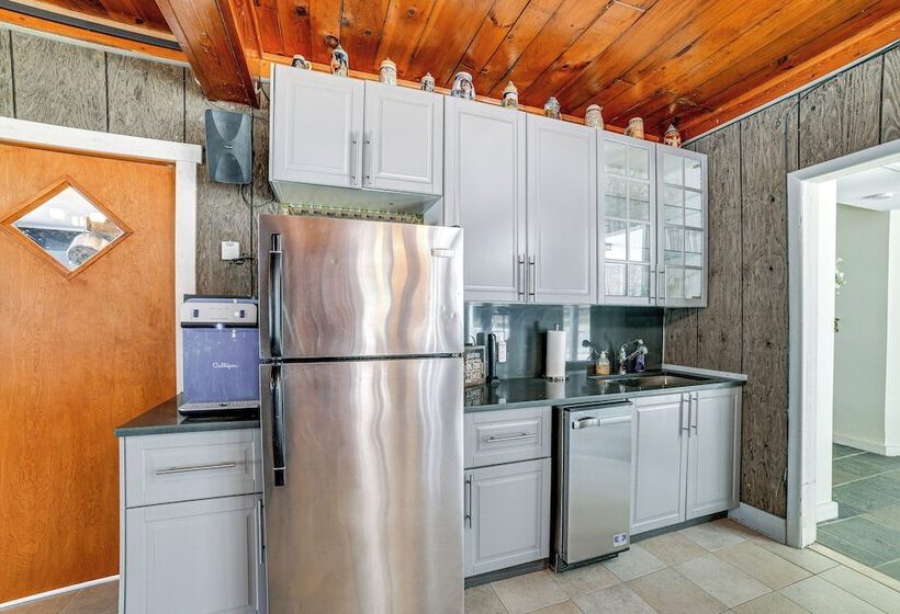 Massive Roscoe Retreat: Great For Large Groups!