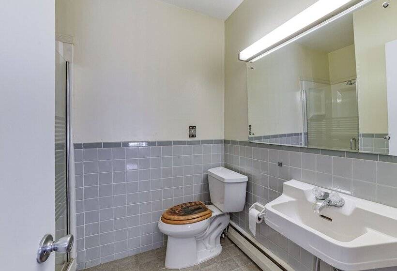 Massive Roscoe Retreat: Great For Large Groups!