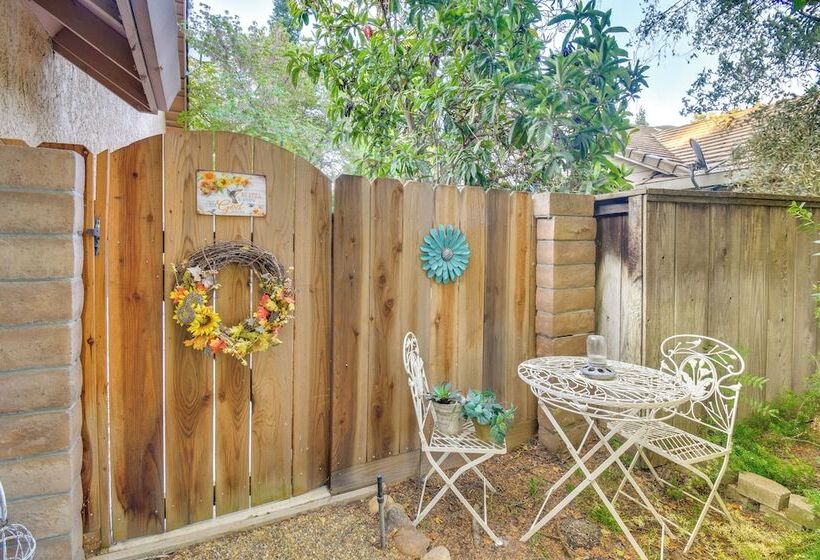 1 Mi To Applegate Park Zoo: Home W/ Fire Pit!