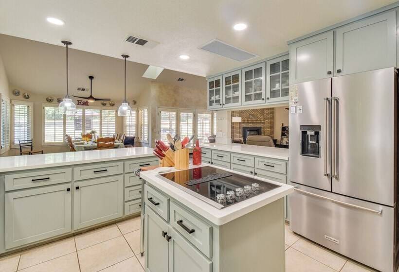 1 Mi To Applegate Park Zoo: Home W/ Fire Pit!