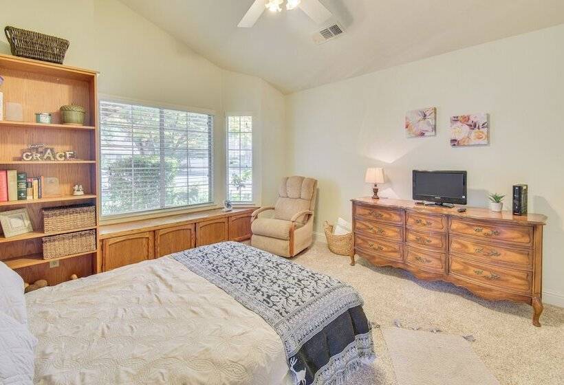 1 Mi To Applegate Park Zoo: Home W/ Fire Pit!