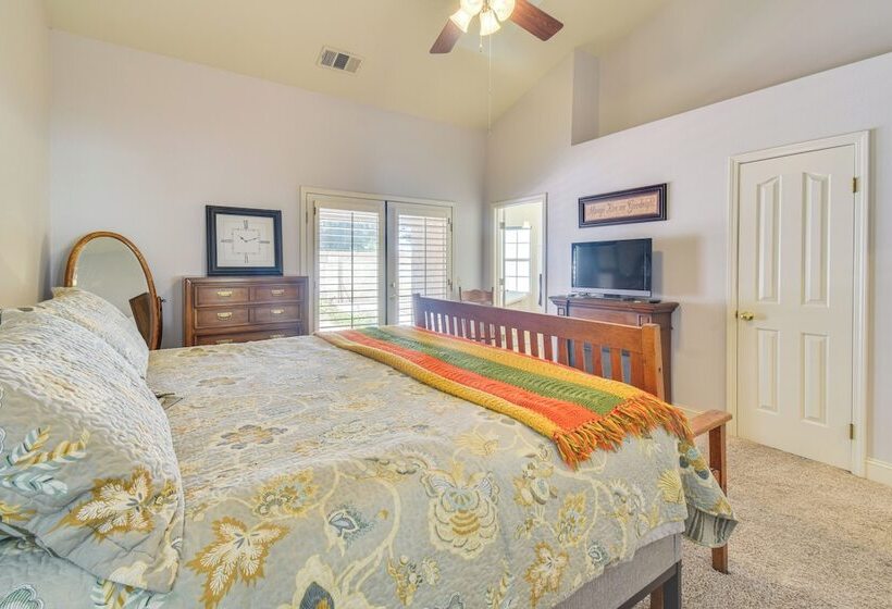 1 Mi To Applegate Park Zoo: Home W/ Fire Pit!