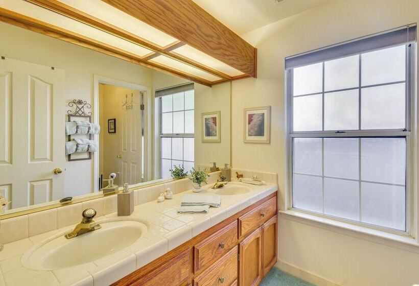 1 Mi To Applegate Park Zoo: Home W/ Fire Pit!