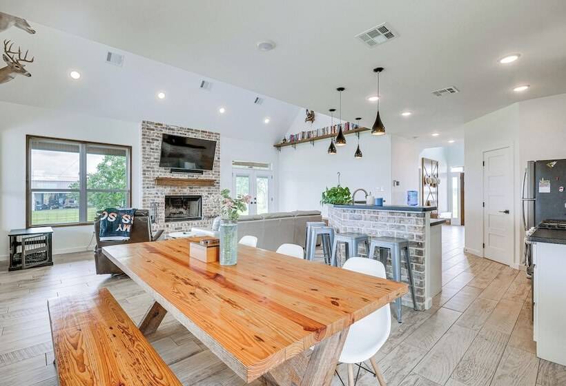 Modern Bryan Farmhouse On 1 Acre W/ Hot Tub!