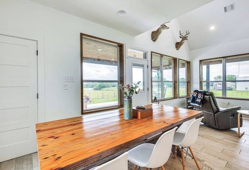 Modern Bryan Farmhouse On 1 Acre W/ Hot Tub!