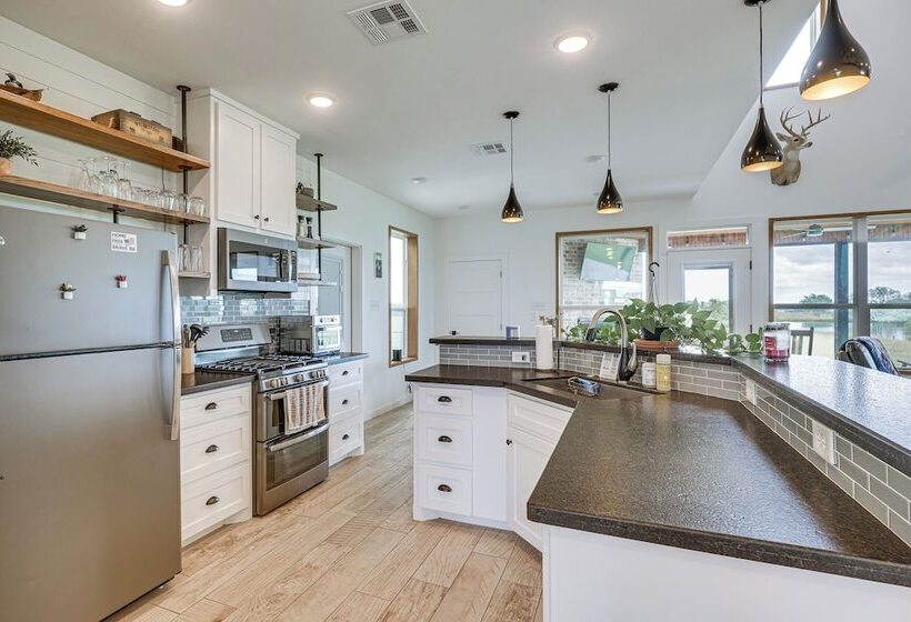 Modern Bryan Farmhouse On 1 Acre W/ Hot Tub!