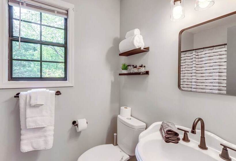 Murphy Cabin W/ Private Deck, Fire Pit + Hot Tub!