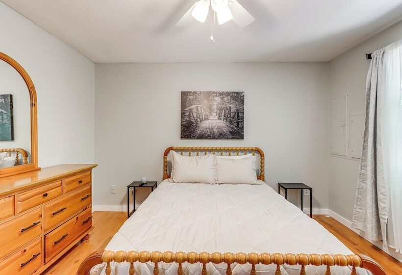 Murphy Cabin W/ Private Deck, Fire Pit + Hot Tub!