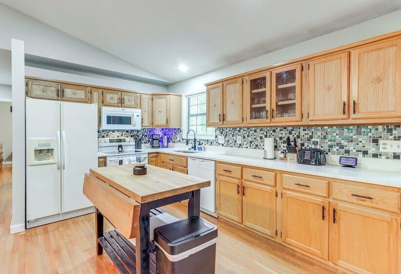 Murphy Cabin W/ Private Deck, Fire Pit + Hot Tub!