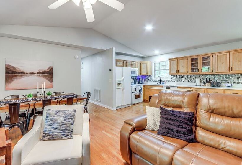 Murphy Cabin W/ Private Deck, Fire Pit + Hot Tub!