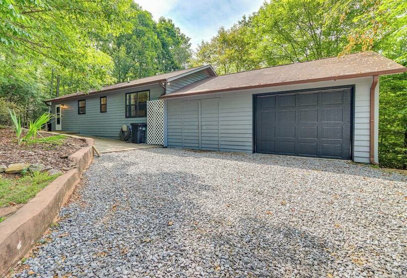 Murphy Cabin W/ Private Deck, Fire Pit + Hot Tub!