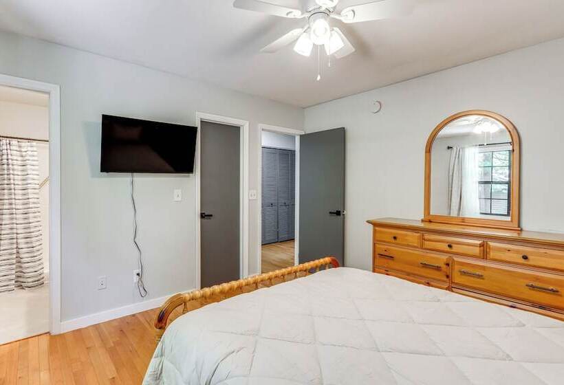 Murphy Cabin W/ Private Deck, Fire Pit + Hot Tub!