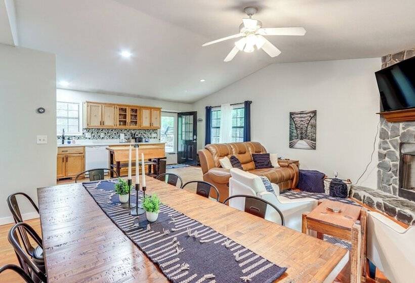 Murphy Cabin W/ Private Deck, Fire Pit + Hot Tub!