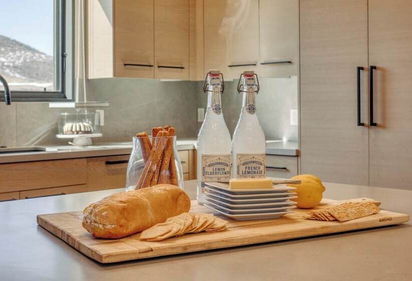 The Ridge At Canyons Village By Avantstay Stunning Ski In/out Condo W/ Hot Tub