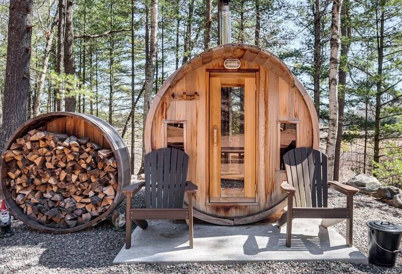 Northwood Tours Escape : Hot Tub & Lake Access!