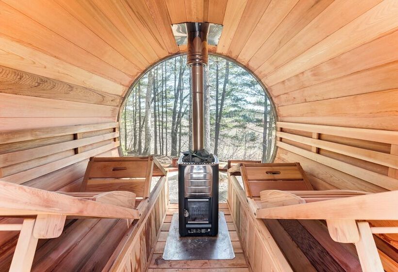 Northwood Tours Escape : Hot Tub & Lake Access!