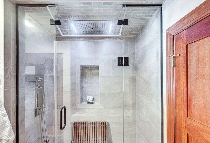 Northwood Tours Escape : Hot Tub & Lake Access!