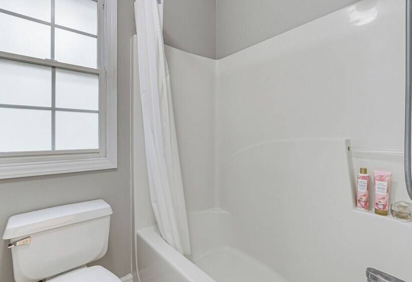 Park Village Home W/ Pond: 6 Mi To Downtown Cary