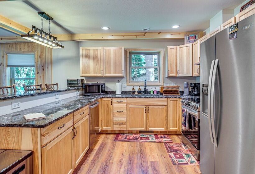 Peaceful Eagle River Cottage W/ Deck, Pets Welcome