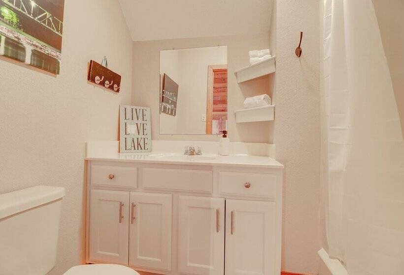 Peaceful Greers Ferry Cabin W/ Deck & Lake View!