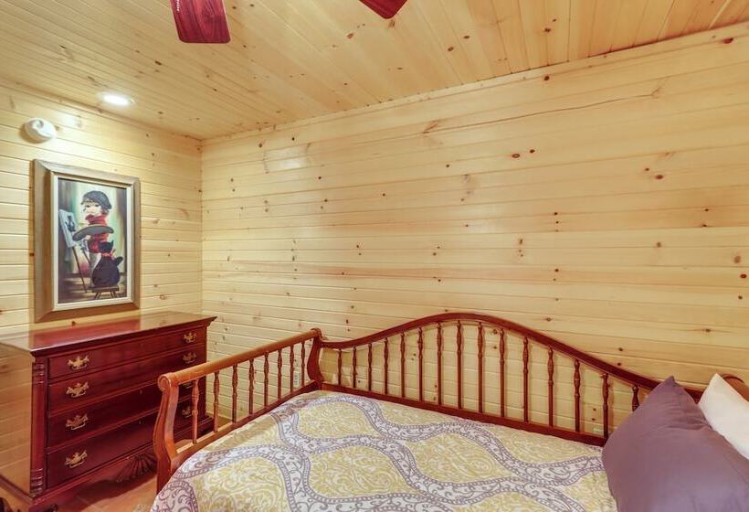 Peaceful Greers Ferry Cabin W/ Deck & Lake View!