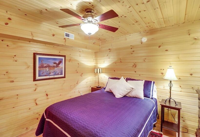 Peaceful Greers Ferry Cabin W/ Deck & Lake View!