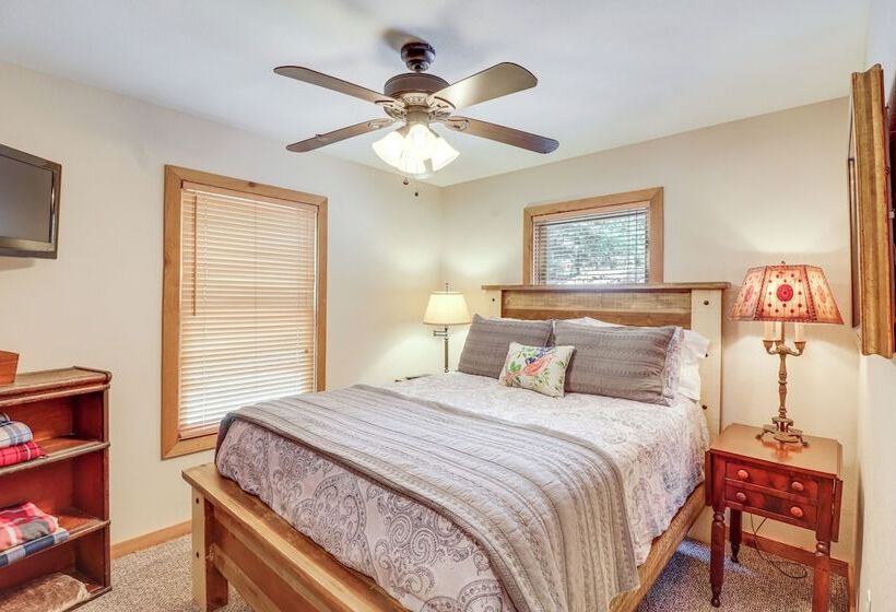 Peaceful Greers Ferry Cabin W/ Deck & Lake View!