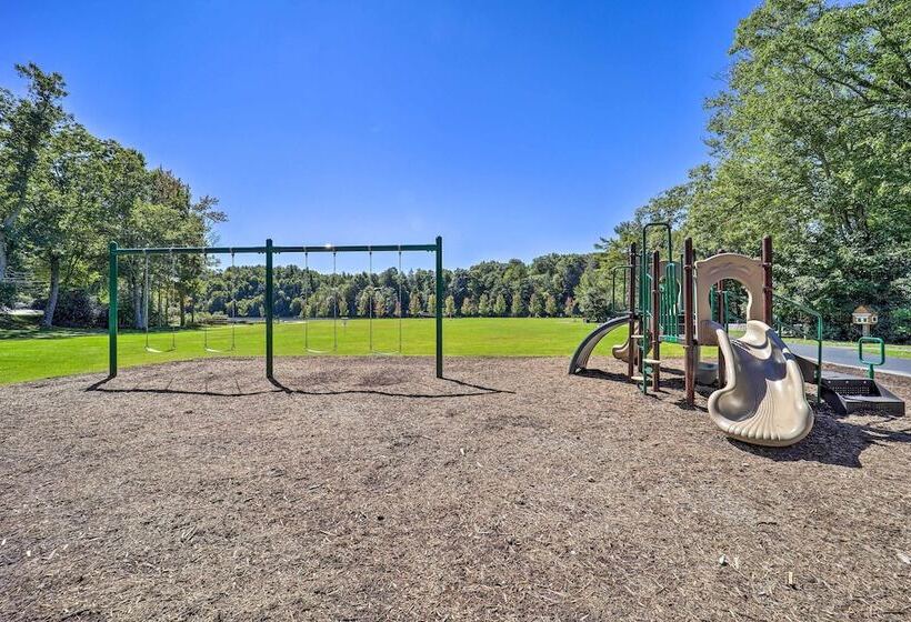 10 Mi To Slopes: Peaceful Newland Home W/ Balcony!