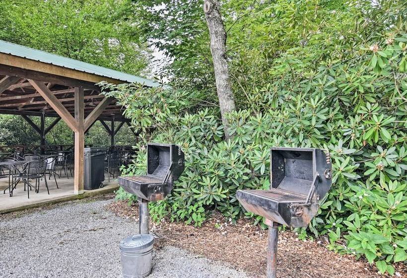 10 Mi To Slopes: Peaceful Newland Home W/ Balcony!