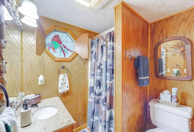 10 Mi To Slopes: Peaceful Newland Home W/ Balcony!