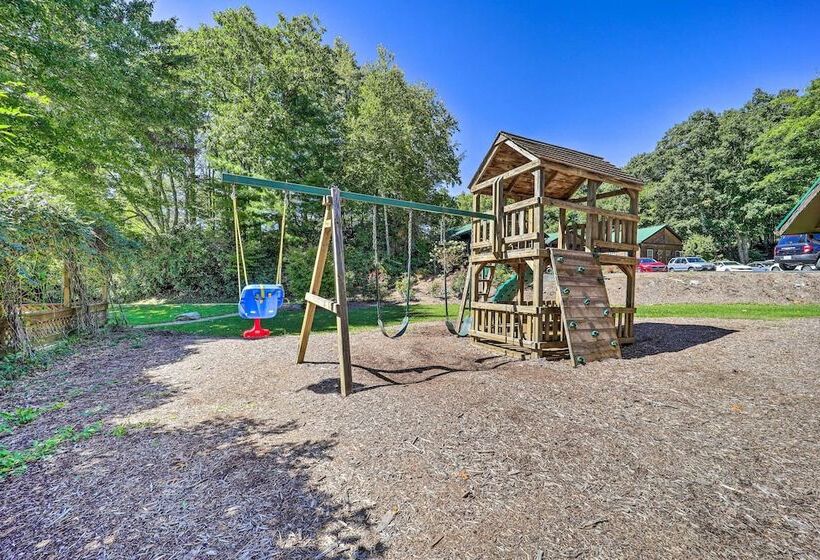 10 Mi To Slopes: Peaceful Newland Home W/ Balcony!