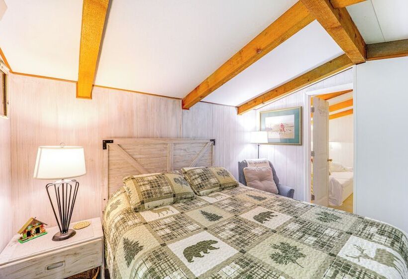 10 Mi To Slopes: Peaceful Newland Home W/ Balcony!