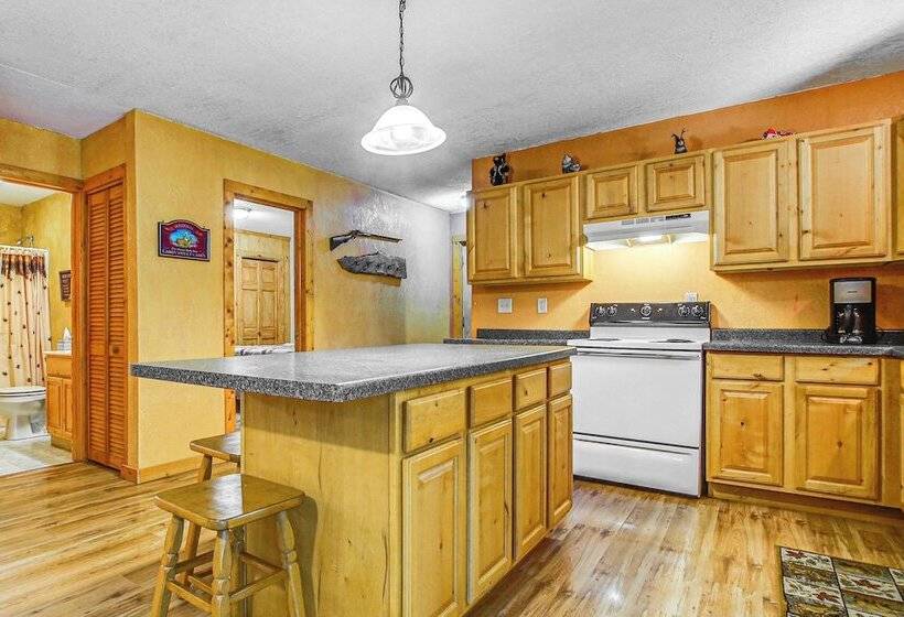 Peaceful Wautoma Retreat W/ Deck On 10 Acres!