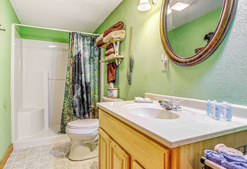 Peaceful Wautoma Retreat W/ Deck On 10 Acres!