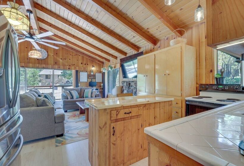 Peaceful Wooden Cabin, 2 Mi To Bass Lake!