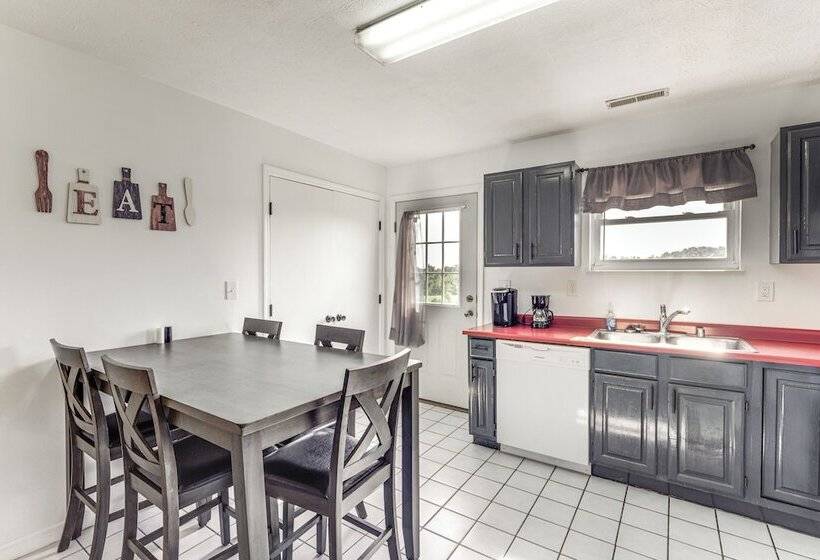 Quiet Dry Ridge Home W/ Yard   Near Ark Encounter!