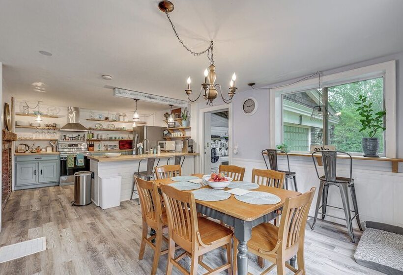 Quintessential New England Home W/ Patio & Grill!