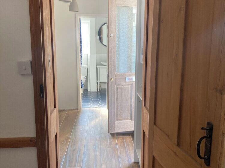 住所  Cosy Coastguard Cottage Right Next To The Sea