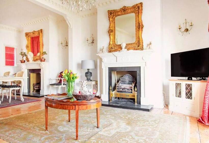 إقامة Beautiful 5 Bedroom Regency House / Pets Welcome