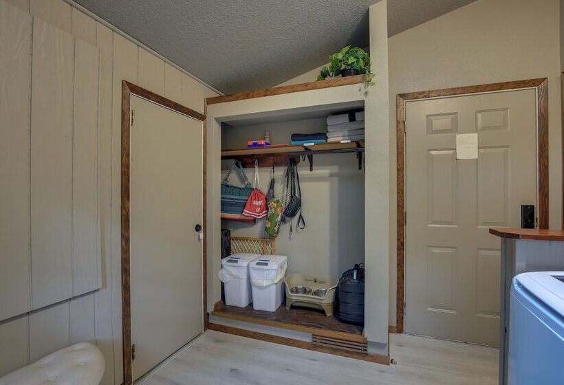 Rhododendron Family Cabin: Hot Tub & Deck!