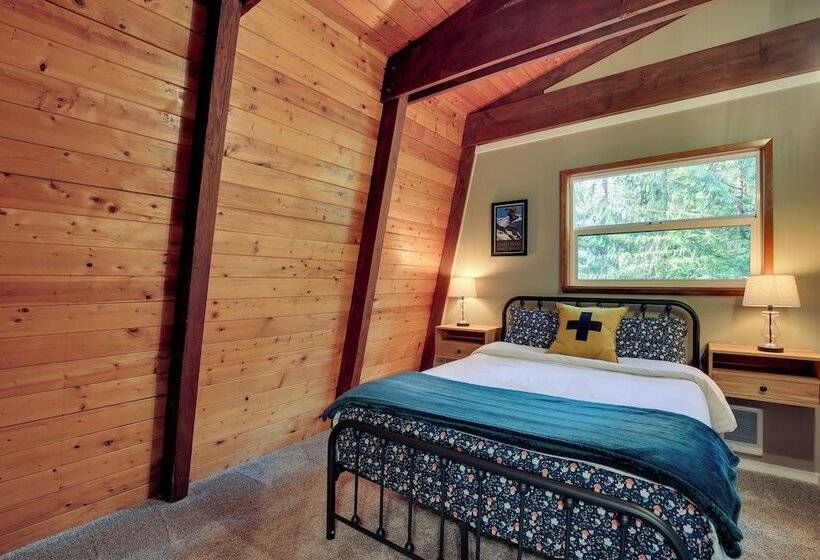 Rhododendron Family Cabin: Hot Tub & Deck!