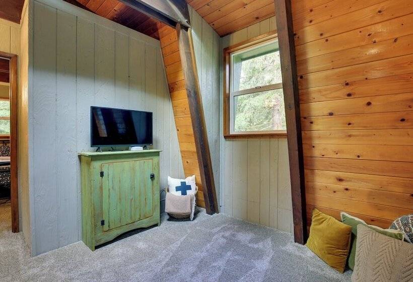 Rhododendron Family Cabin: Hot Tub & Deck!