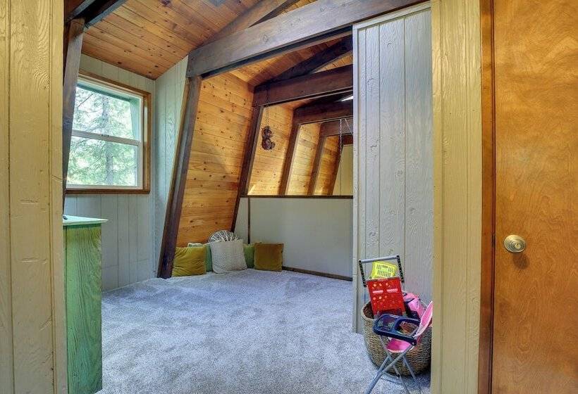 Rhododendron Family Cabin: Hot Tub & Deck!