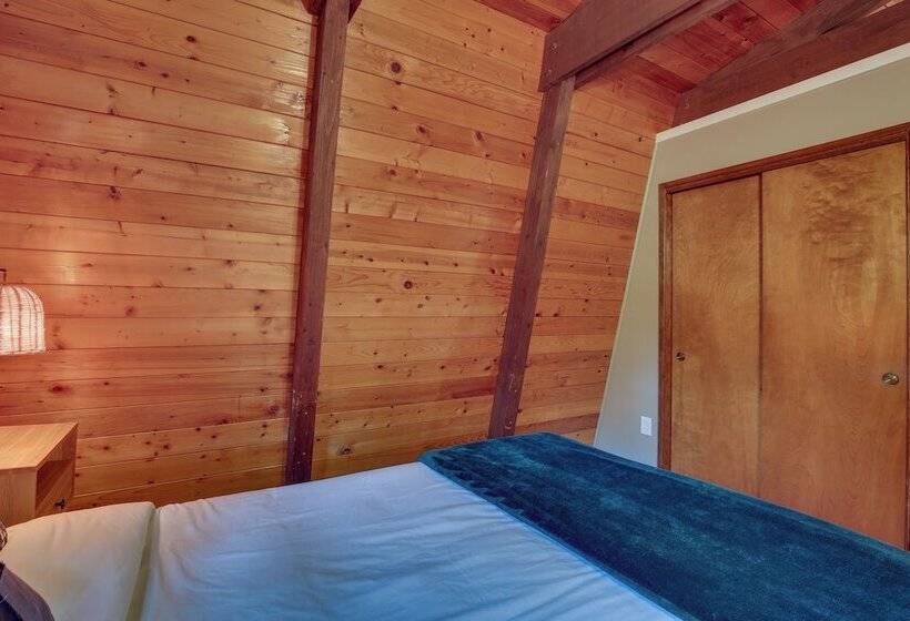 Rhododendron Family Cabin: Hot Tub & Deck!