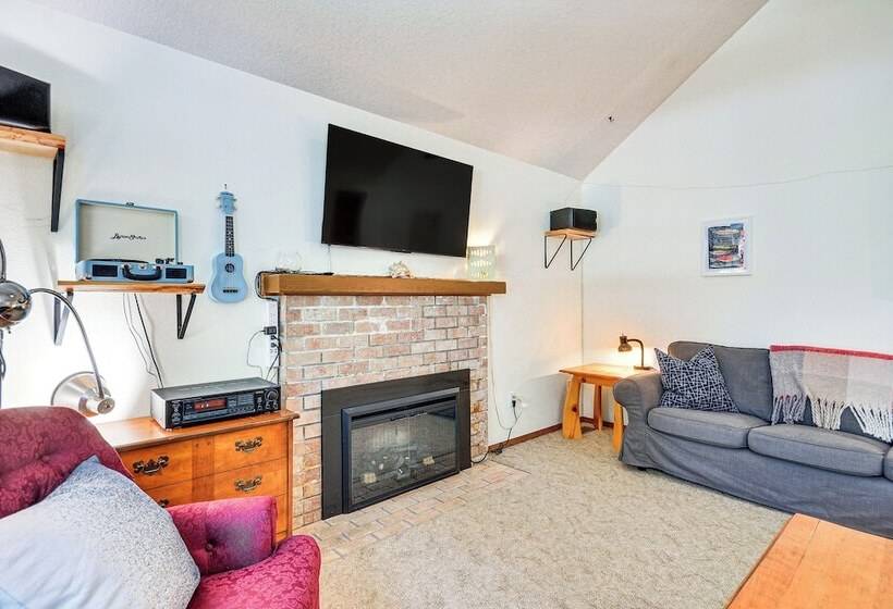 Rhododendron Retreat W/ Hot Tub: Steps To River!