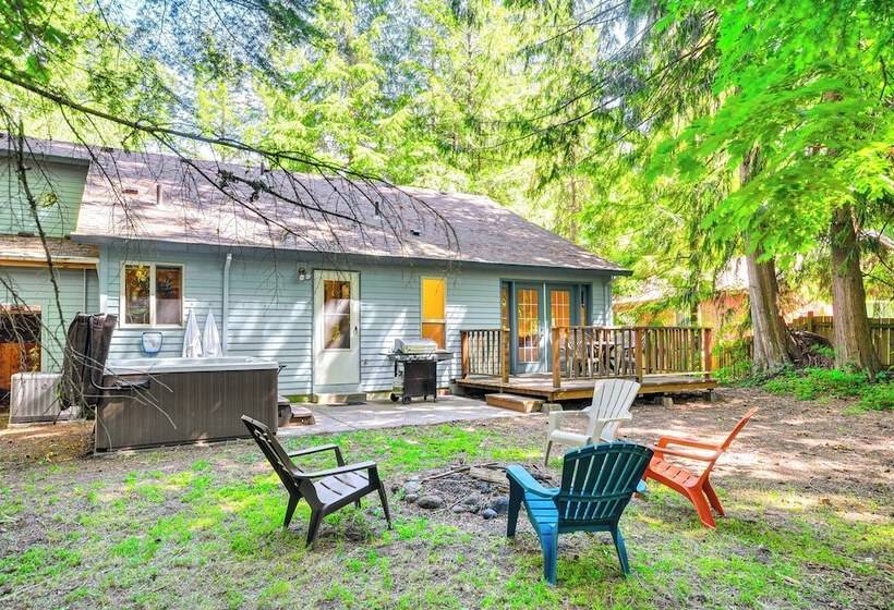 Rhododendron Retreat W/ Hot Tub: Steps To River!