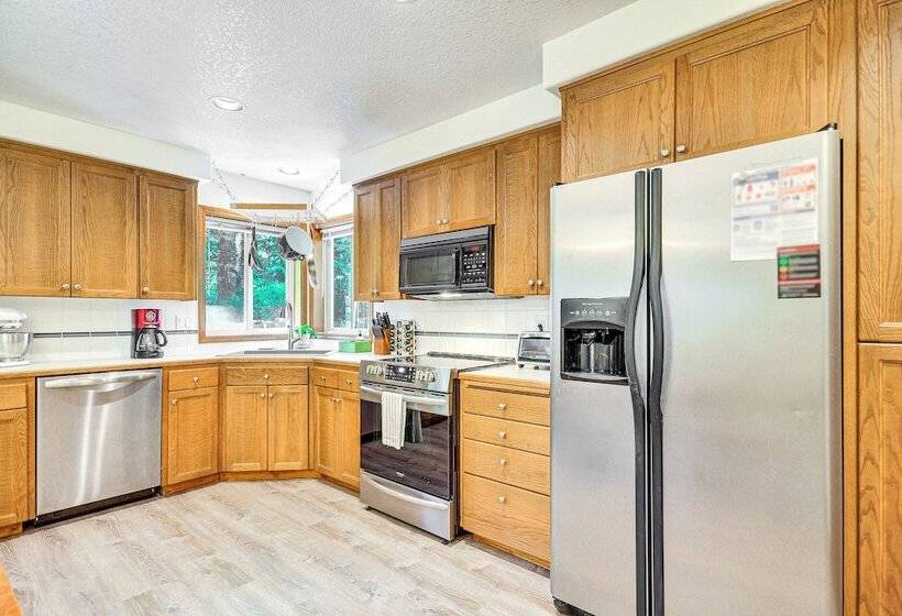 Rhododendron Retreat W/ Hot Tub: Steps To River!